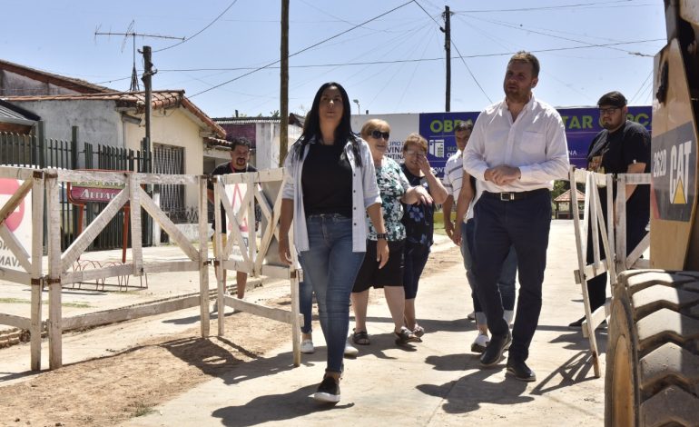  Noe Correa visitó la obra de cloacas en el barrio Textil