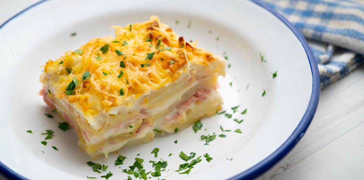 Lasagna de papa, jamón y bechamel