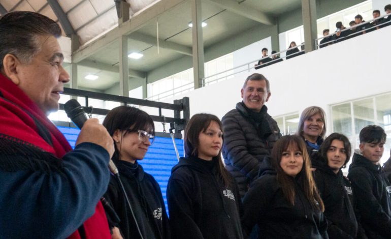  Ishii entregó 4.000 buzos de egresados a estudiantes
